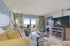 Living Room w/Gulf Front View