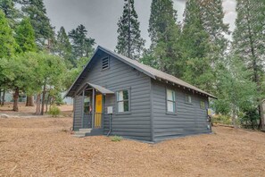 Your private cabin.  Feel the breeze of the Santa Ana winds coming up he mountainside and through the trees.  Private, safe, clean, pretty.
