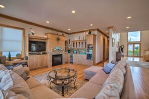 Living Room | Wet Bar