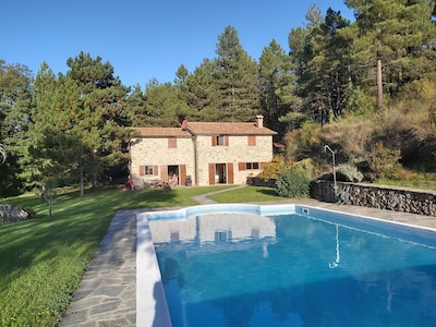 Villa privada, piscina y jardines con impresionantes vistas de las colinas toscanas