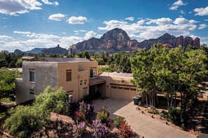 Expansive views of the Sedona Adobe Cottage and the surrounding desert.