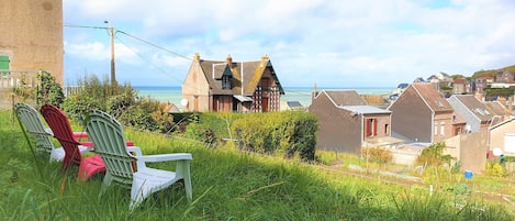 Jardin avec vue sur le village et la mer pour se relaxer avec une belle journée