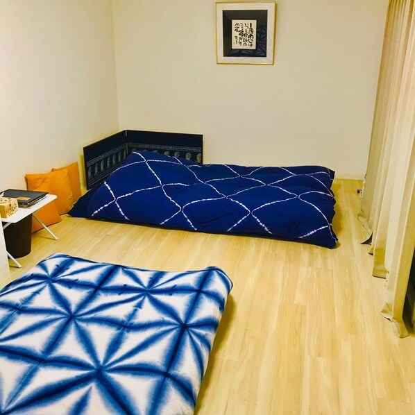 One room, 2 futons