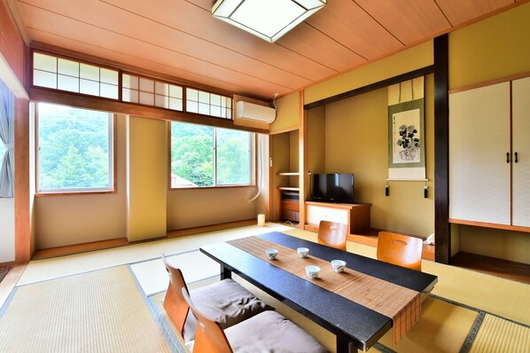 Japanese-style room (The photo is an example. Each room is different. There are types with and without a central desk.)