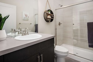 Nice bath and shower, very clean and new. -Tony