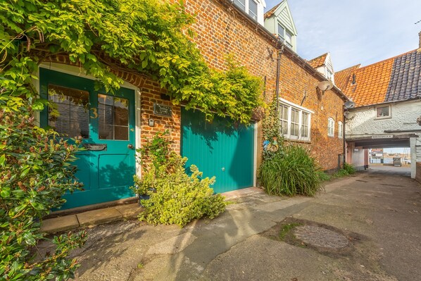 Jicklings Cottage, Wells-next-the-Sea: Just a stone's throw away from the bustling quay