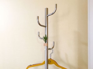 ・ Cactus room: Hanger rack for hanging clothes