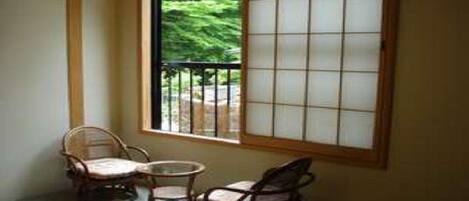 ・ Japanese-style room 8 tatami mats
