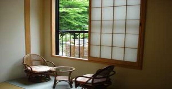 ・ Japanese-style room 8 tatami mats