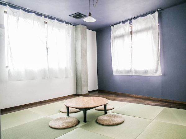 ・ [Example of Japanese-style private room] High-quality space using Ryukyu tatami mats