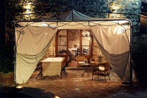 Meubles, Propriété, Tente, Plante, Chaise, Ombre, Loisir, Teintes Et Ombres, Un Événement