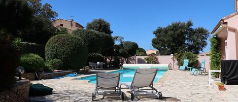 Piscine chauffée et terrasse avec mobilier de jardin