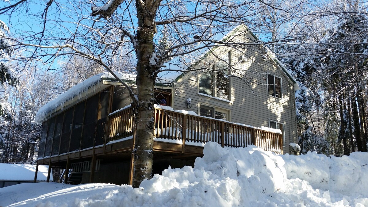Private Chalet located 8 minutes from Mt. Snow and close to golf and hiking.