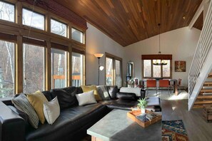 Welcome to this beautiful Ski Condo with lots of windows and vaulted ceilings to make you feel like you're in the middle of a secluded aspen forest, yet steps away from the slopes.