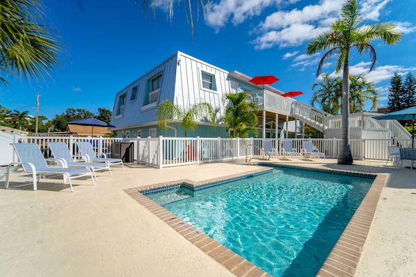 Heated and air conditioned pool, plenty of seating and lounge chairs