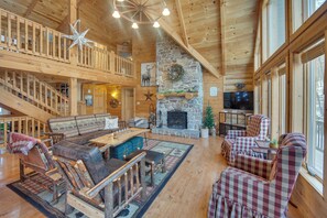 Living Room | Free WiFi | Fireplace