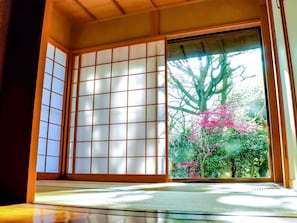 ・ Japanese-style room on the 1st floor is a relaxing space where you can feel the natural light and wind.