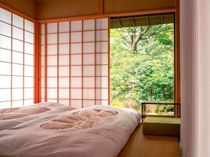 ・ Japanese-style room on the 1st floor, where you can enjoy a Japanese atmosphere with a beautiful green garden.