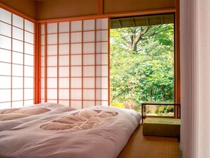 ・ Japanese-style room on the 1st floor, where you can enjoy a Japanese atmosphere with a beautiful green garden.