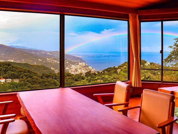 ・ Living room on the 2nd floor, you can see the beautiful Atami city, the sea, and the mountains.