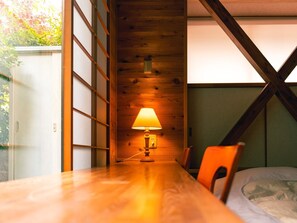 ・ Western-style room on the 1st floor, where the texture of wood is comfortable