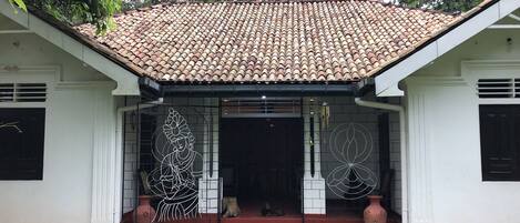 Front entrance to the villa
