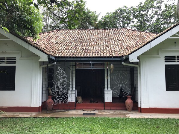 Front entrance to the villa
