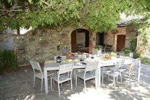 Dine all together al fresco