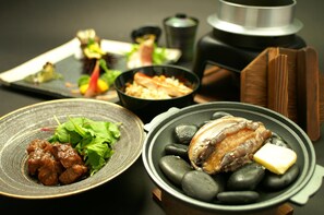 Kaiseki using seasonal Izu ingredients