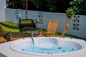 Bain à remous extérieur