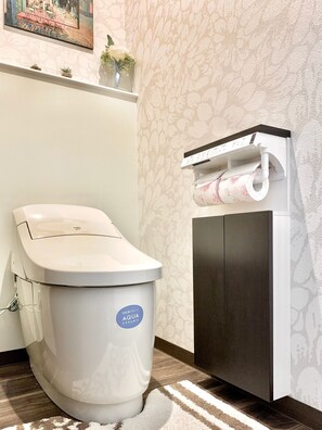 Each room is equipped with a toilet (private room)