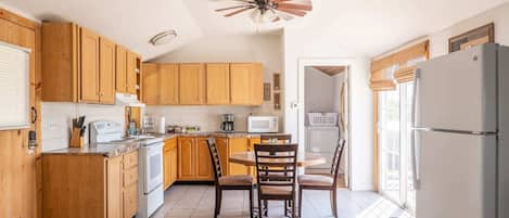 Fill this kitchen with all your food and drinks!