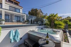 The outdoor area also offers a jacuzzi for 4 people