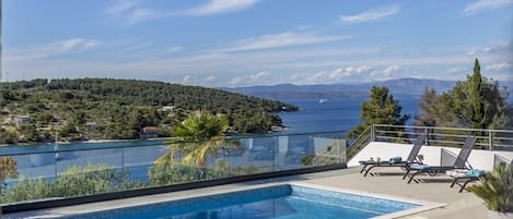 Villa CAPTAIN'S house on Solta island with private pool, 3 bedrooms, 4 bathrooms, amazing sea views