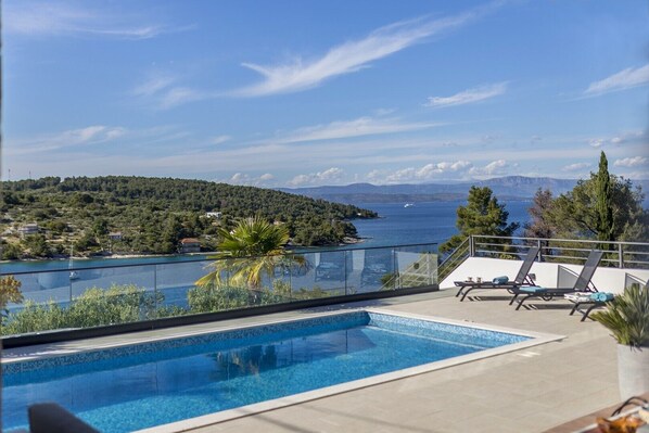 Villa CAPTAIN'S house on Solta island with private pool, 3 bedrooms, 4 bathrooms, amazing sea views