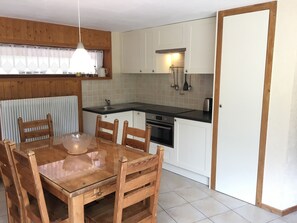 Kitchen / Dining Area