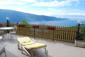 Terrasse mit herrlichem See- und Bergblick