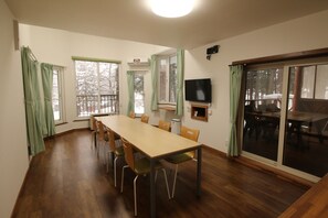 Rhododendron Building 10 Living Room