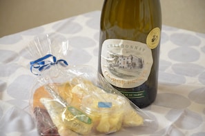 We offer wine and cheese service to those who use the Go To campaign. (The content may change depending on the number of people and the number of days.) We serve wine and cheeses to the guests who utilize Go To campaign. (Due to the number of people and days of stay, things should be a little changed.)