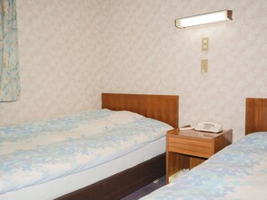 ・[Twin room] You can rest with ample space and a comfortable mattress.