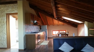 Precioso ático de dos habitaciones, finos acabados