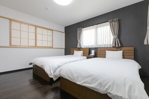 2nd floor master bedroom (Western room) / Second floor master bedroom (Western room) / 2nd floor master bedroom (Western room) / 2 step master 침실 (양실)
