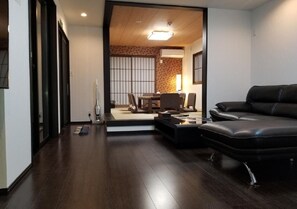 First floor living and Japanese-style room / One-row living Japanese-style room / 1 층 거실 과 일본식