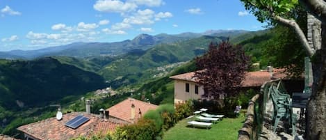 Garden, Pool and Stunning views!