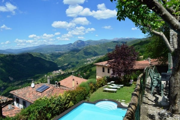 Garden, Pool and Stunning views!