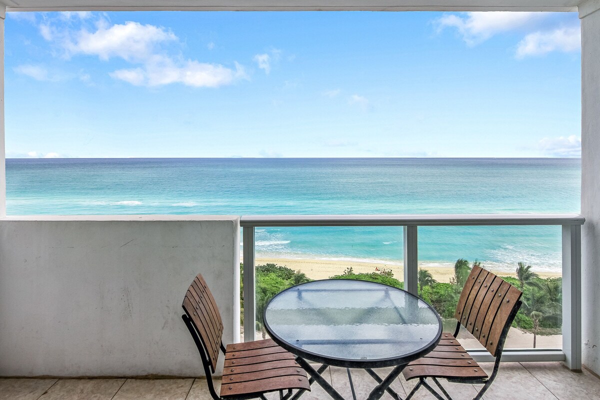 Gorgeous Oceanfront Studio with Balcony! Free Parking, Pool, Beach Access, Tennis, Gym and more!