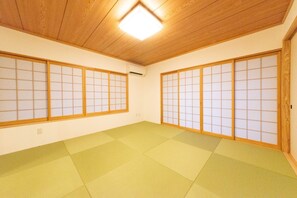 Japanese-style room (futon x 4)