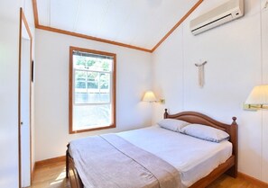・ Double suite: One double bed is installed in the bedroom