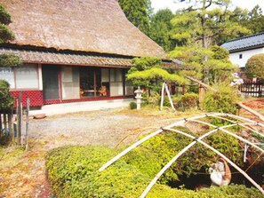 ・[Main building exterior] 2-story house with thatched roof