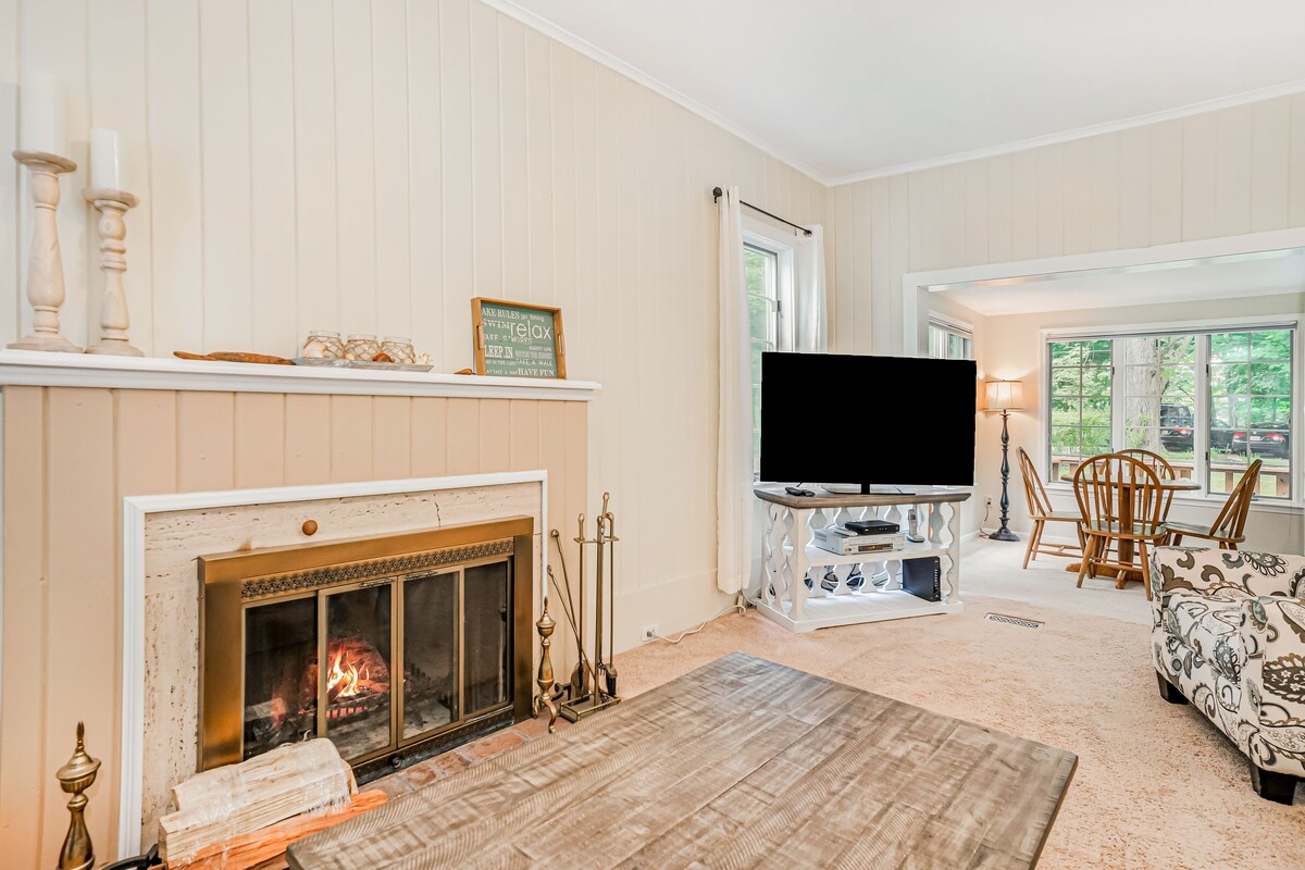 Spacious home w/ outdoor firepit & seating Close to Lake Michigan & Oval Beach